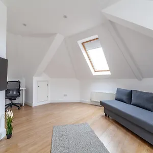 Great 1 Bedroom In Hounslow With Free Parking Apartment